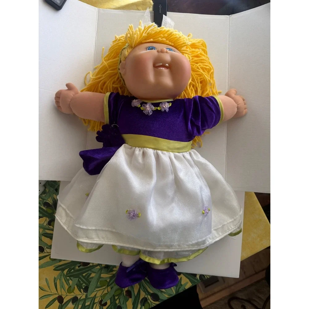 Cabbage Patch Kids 2001 Toys R Us Exclusive Yellow Yarn Hair Blue Eyes Doll